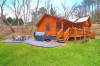 Stunning Retreat - Mountain Views, Hot Tub, Firepit Hotels in East Ellijay