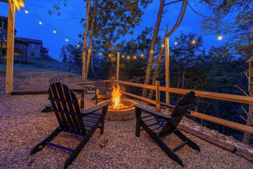 Happy Bear: Wooded Views, Fire-Pit, Game Room & Hot-Tub, Close to Attractions