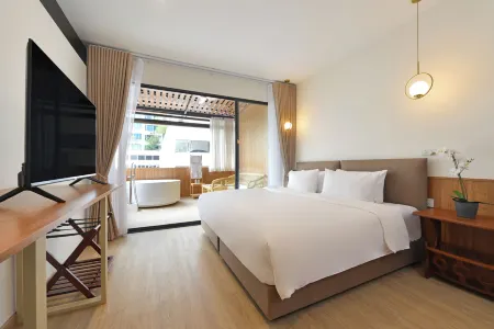 Ratchathewi Hyde Away