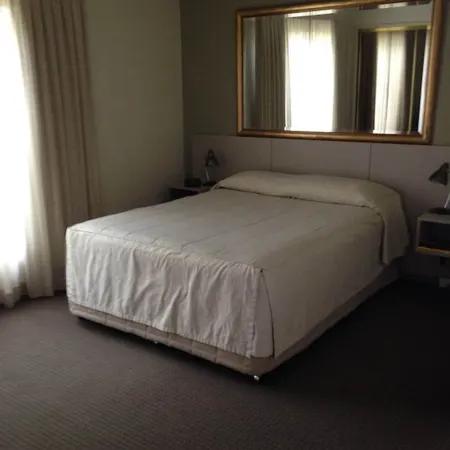 Francis Phillip Motor Inn and the Lodge