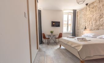 City Center Studio Apartments L&B