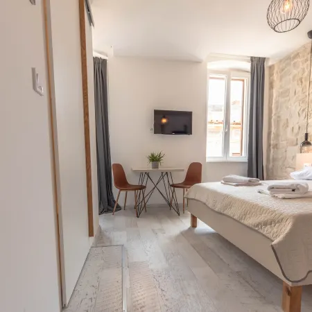 City Center Studio Apartments L&B