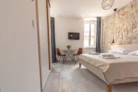 City Center Studio Apartments L&B