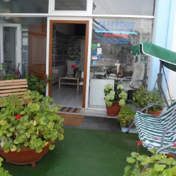 Seafront Studios and Apartments