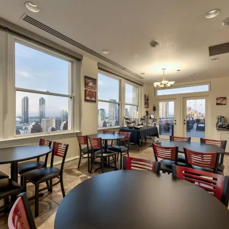 Gaslamp Plaza Suites Отели рядом с достопримечательностью «Стадион «Петко-Парк»»