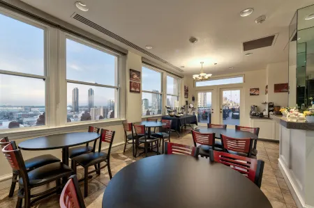 Gaslamp Plaza Suites Отели рядом с достопримечательностью «Сан-Диего – Коронадо мост»