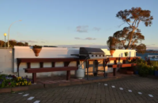 Colonial Lodge Motel