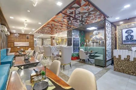 Status by Hotel the Emporio Отели рядом с достопримечательностью «Ghaziabad Haat»