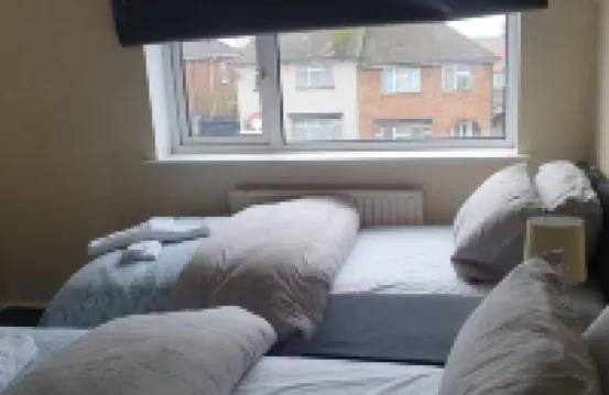 Romford - House - Sleeps 6 - Garden - Parking