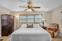 Beautiful Comfy Home with Private Hot Tub Close to Beach 2 Bedroom Home by RedAwning - Bungalows