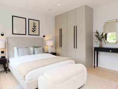 The Brondesbury Hideaway - Stylish 3Bdr Flat with Balcony + Parking