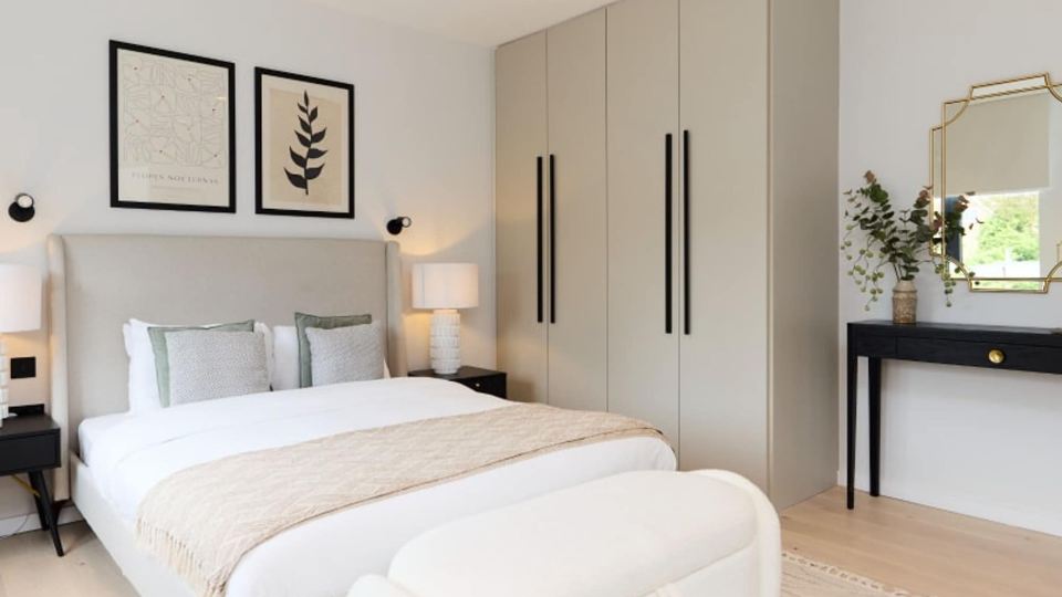 The Brondesbury Hideaway - Stylish 3Bdr Flat with Balcony + Parking
