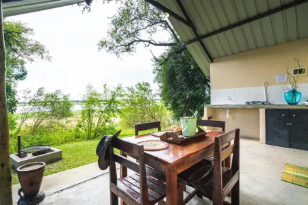 Caprivi Mutoya Lodge and Campsite Отели в г. Катима Мулило
