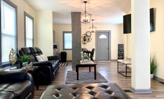 The Southside Villa - with Private Yard & Parking, Near Falls & Casino by Niagara Hospitality