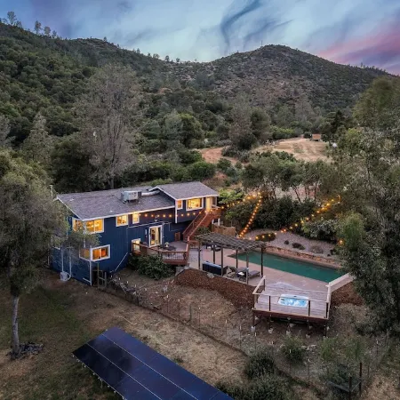 Yosemite Oasis - Mountain Views with Pool and Hottub