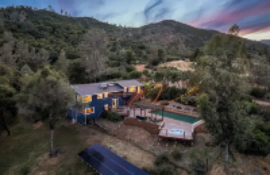 Yosemite Oasis - Mountain Views with Pool and Hottub