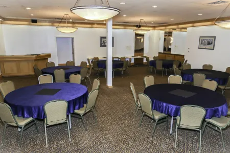 Walking Eagle Inn & Lodge Отели рядом с достопримечательностью «River Side Park»