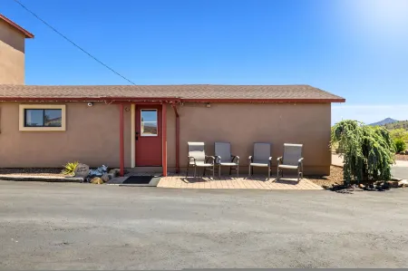 Zebra Refuge Cottage-wild Unique Prescott Stay