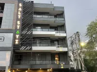 SALTSTAYZ EXPRESS - Golf Course Raod & DLF PHASE-1 Hotels near DLF Cyber Hub