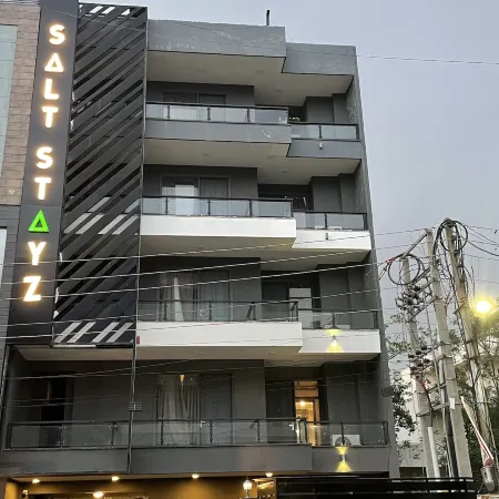 SALTSTAYZ EXPRESS - Golf Course Raod & DLF PHASE-1 Отели рядом с достопримечательностью «Бизнес-центр DLF CyberHub»