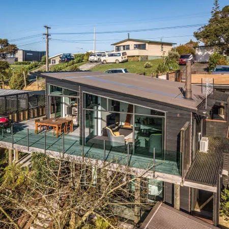 Taonga with Sea Views by Waiheke Unlimited Отели рядом с достопримечательностью «Автобус Explorer Island Waiheke»