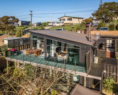 Taonga with Sea Views by Waiheke Unlimited