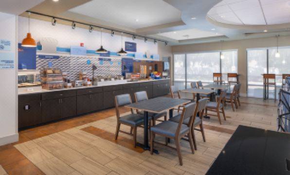 Holiday Inn Express & Suites LAKELAND SOUTH by IHG