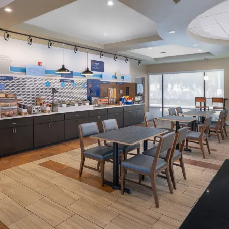 Holiday Inn Express & Suites LAKELAND SOUTH by IHG