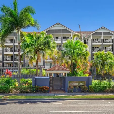 North Cove Waterfront Suites Отели рядом с достопримечательностью «Кладбище Мак-Леод стрит Пайонир»