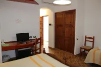 호텔 피카다 Chiesa campestre di San Pietro apostolo in Fundu di Monti 주변 호텔