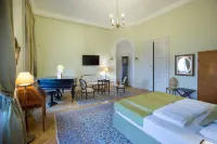 Károlyi Kastély Hotel & Restaurant Отели в г. Секешфехервар