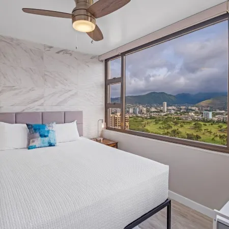 Newly Remodeled - 30th Floor Suite with Epic Mountain Views Отели рядом с достопримечательностью «Пляж Кахала-Бич»