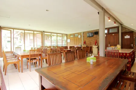 Disaster Oasis Отели рядом с достопримечательностью «Base camp pakem raya»