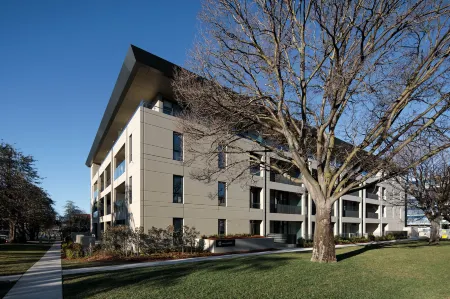 Knightsbridge Canberra Отели рядом с достопримечательностью «Canberra Baptist Church»