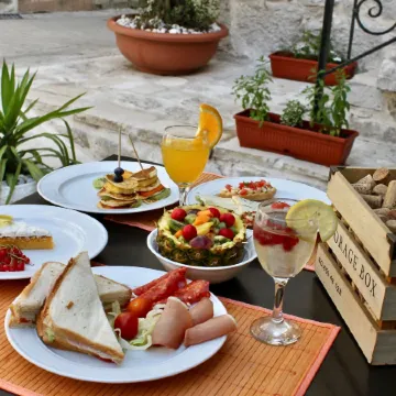 Heritage Palace Varos - Mag Quaint & Elegant Boutique Hotels Отели рядом с достопримечательностью «Splitlicious»