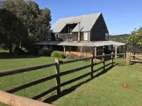 Pump Hill Farm Cottages فنادق في 