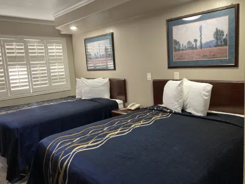 小男孩藍色汽車旅館