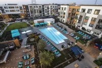 Global Luxury Suites in Menlo Park - Pools