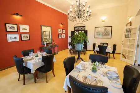 Glenross Living - A Collection of 7 Private Pool Villas and 3 Colonial Suites Отели рядом с достопримечательностью «Sri Kannangararamaya»