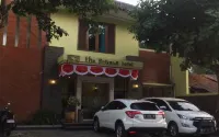 The Srikandi Hotel Hoteles en Gowongan