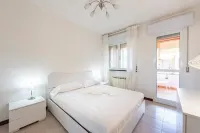 Joivy Charming 2-Bed Flat with Balcony & Parking