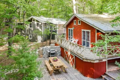 Big Red Cottage at Treetops by Lakewood Lux Hotel dekat Saugatuck-Douglas Historical Museum