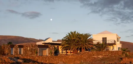 Villa by the Sea Отели рядом с достопримечательностью «Monte Corona»