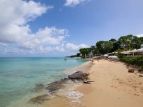 Beachfront Luxury Modern 2-Bed Apt with Pool by BSL Rentals Hoteles en Durants