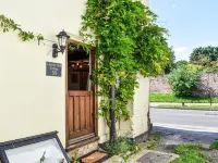 Local Pubs, Walking Routes, Cottage w Parking Hotels in 