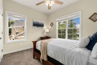 Fabulous Family-Friendly Retreat by Windsor Lake! Отели в г. Виндзор