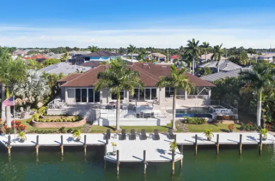 Avantstay的馬可波羅海濱5卧室，泳池，水療，火坑，步行至海灘