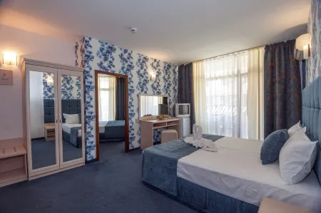 Grenada Hotel Отели рядом с достопримечательностью «Морской Вокзал города Несебыр»