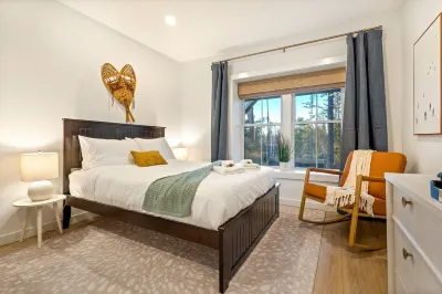 Luxe Retreat: Sleeps 15, Hot Tub, Sauna & Movie Room