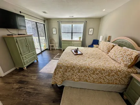 2 BR at Pointe Royale Golf Course. Steps from Lake Taneycomo. Gorgeous views Отели в г. Брэнсон